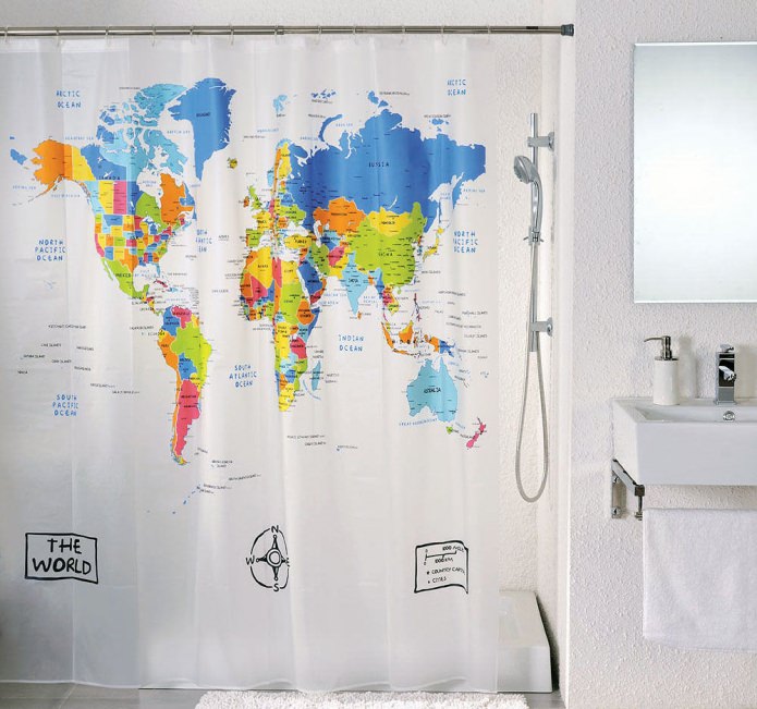 mapa del mundo en las cortinas del baño