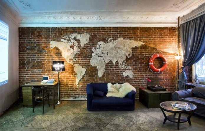 mapa del mundo en el interior de la sala de estar en estilo loft