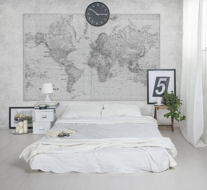 mapa del mundo en la cabecera de la cama