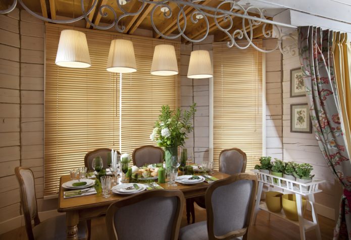 Interior de comedor de estilo provenzal en una casa de campo