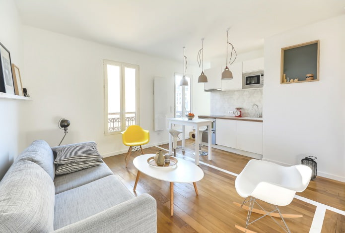 Interior de cocina-salón en blanco