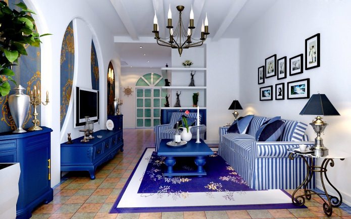 Sala de estar en azul y blanco.