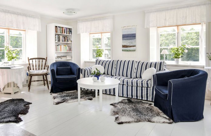 Interior de la sala de estar en azul y blanco.