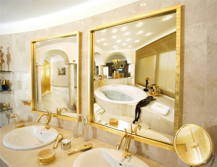 accesorios de oro en el baño