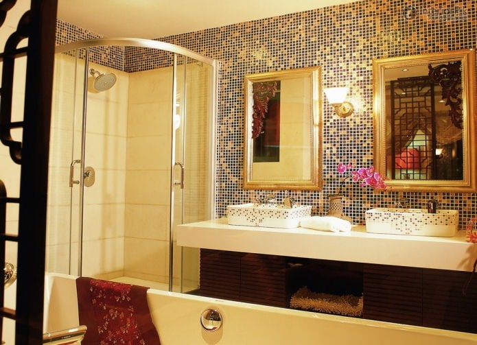 interior de baño dorado