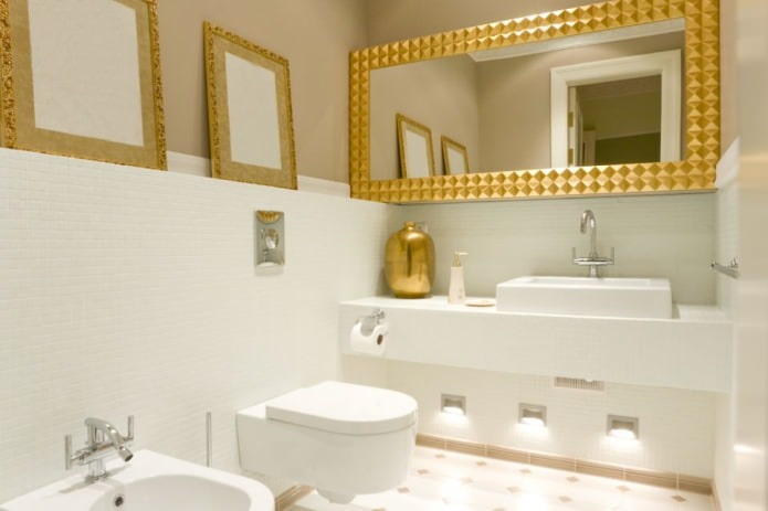 accesorios de oro en el baño