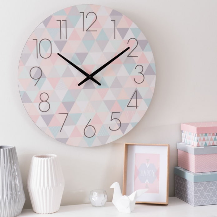 reloj en colores pastel