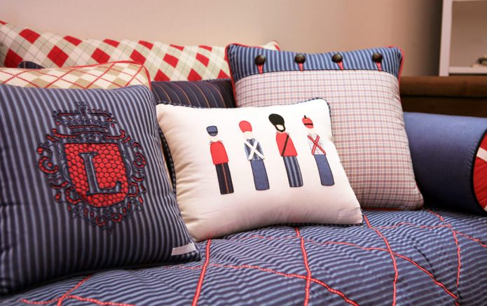 almohadas en la habitación de los niños al estilo inglés