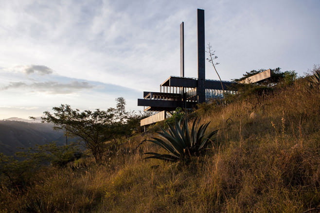 bahay sa gilid ng bundok