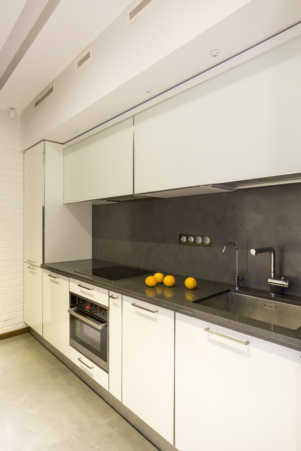 Cocina en el diseño de un apartamento de dos habitaciones de 43 metros cuadrados. metro.