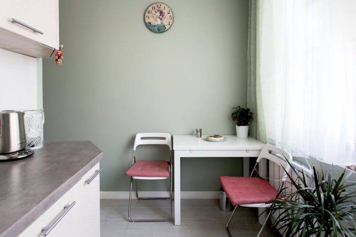 mesa de comedor rectangular en el interior de la cocina