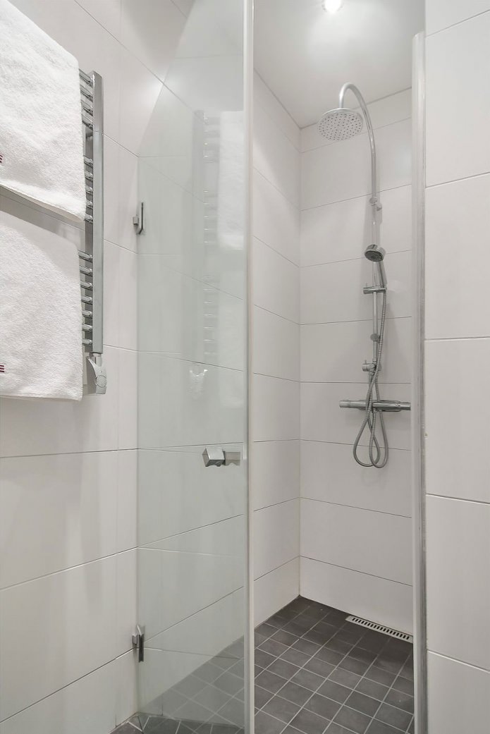 shower cabin sa Suweko interior ng isang studio apartment na 34 sq. m