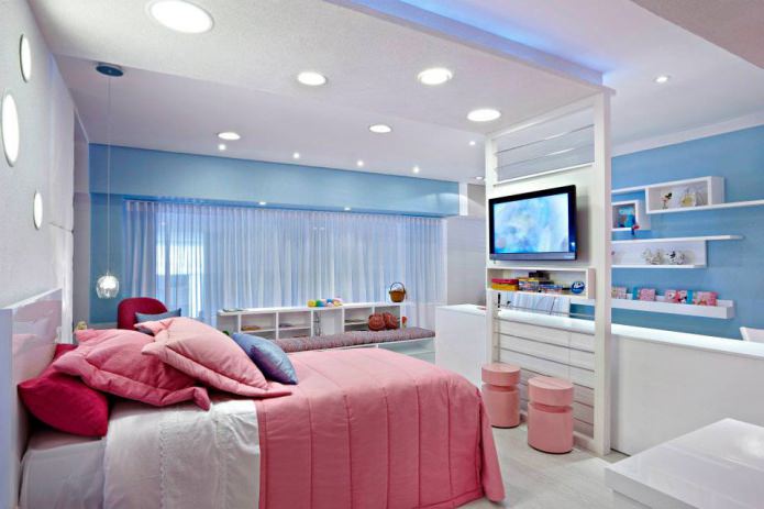 Interior rosa y azul de un dormitorio infantil.