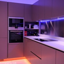 Conjunto morado en la cocina: diseño, combinaciones, elección de estilo, papel tapiz y cortinas-17