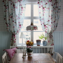 Cortinas con flores: tipos, flores grandes y pequeñas, decoración, combinación, foto en el interior-2