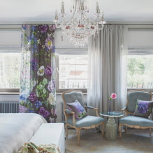 Cortinas con flores: tipos, flores grandes y pequeñas, decoración, combinación, foto en el interior-8