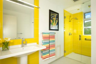 Diseño de baño soleado en amarillo.