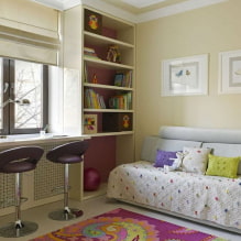 Mesa junto a la ventana en la habitación de los niños: vistas, consejos sobre ubicación, diseño, formas y tamaños-8