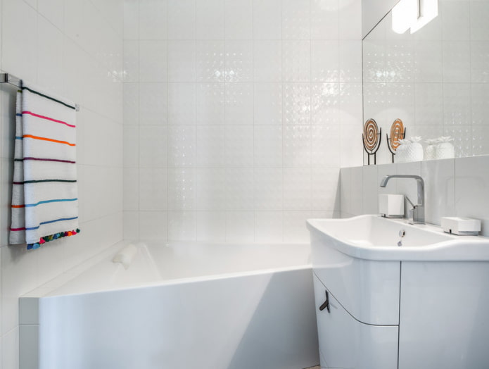 Azulejos blancos en el baño: diseño, formas, combinaciones de colores, opciones de ubicación, color de la lechada