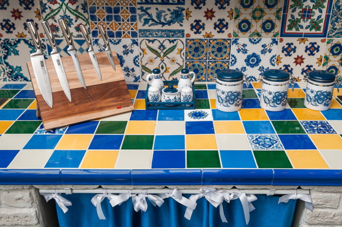 Encimera de azulejos: foto en la cocina, baño, colores, diseño, estilos.