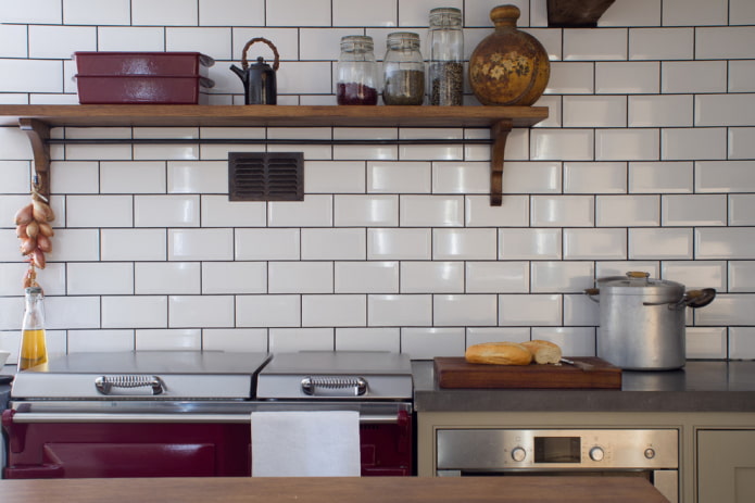 Azulejo de jabalí en el delantal de la cocina: tipos, colores, diseño, dibujos, fotos en el interior.