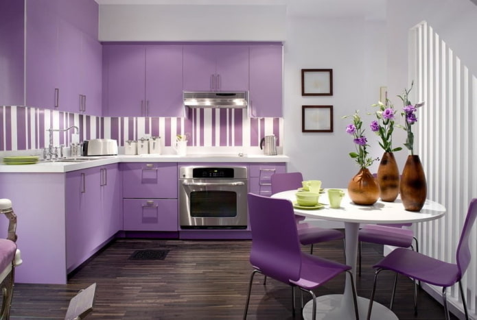 Cocina morada: combinaciones de colores, elección de cortinas, acabados, papeles pintados, muebles, iluminación y decoración.