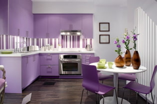 Cocina morada: combinaciones de colores, elección de cortinas, acabados, papeles pintados, muebles, iluminación y decoración.