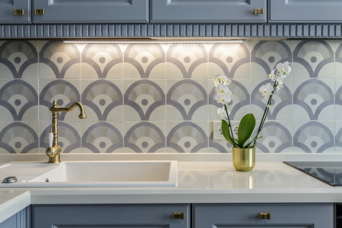 Delantal de azulejos para la cocina: consejos para elegir, diseño, foto en el interior.