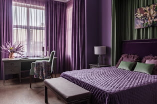 Hermoso dormitorio morado en el interior.