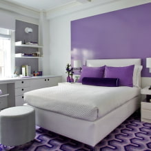 Hermoso dormitorio morado en el interior-0