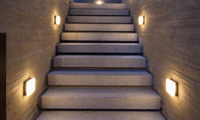 Iluminación de escaleras en la casa: fotos reales y ejemplos de iluminación.