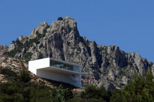 Hermosas casas en las laderas de las montañas.