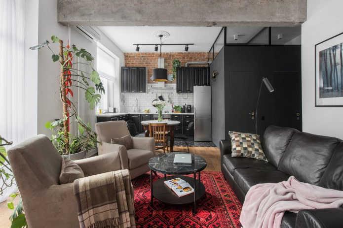 Transformación de la antigua stalinka en un elegante apartamento con elementos tipo loft