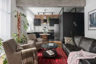 Transformación de la antigua stalinka en un elegante apartamento con elementos tipo loft