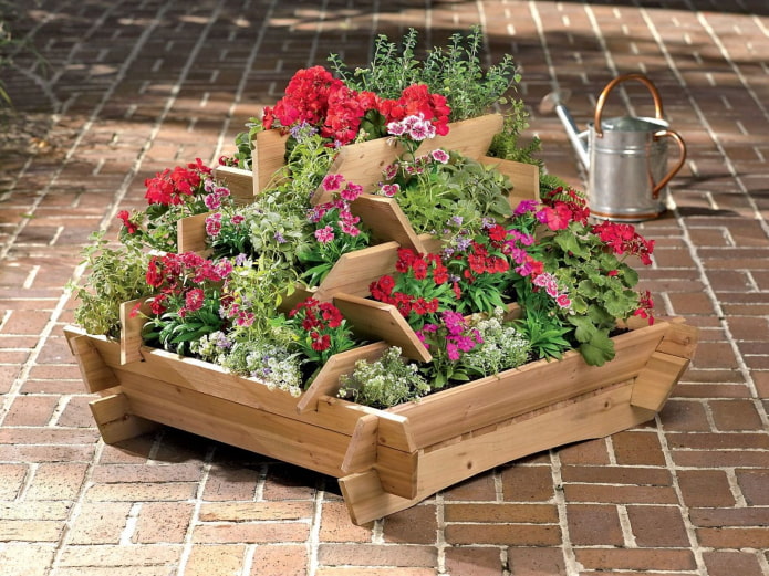 ¿Cómo organizar un macizo de flores de varios niveles en una cabaña de verano?