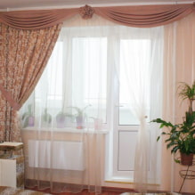 Hermosa asimetría en las ventanas: decoración con cortinas en un lado-5