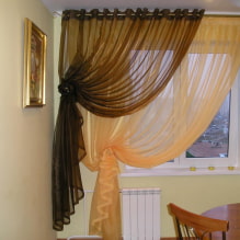 Hermosa asimetría en las ventanas: decoración con cortinas en un lado-0