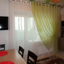 Hermosa asimetría en las ventanas: decoración con cortinas en un lado-3