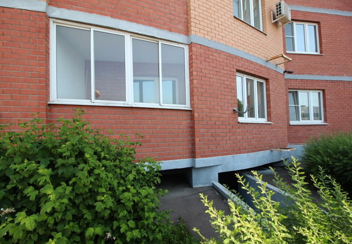 Pros y contras de un apartamento en la planta baja.