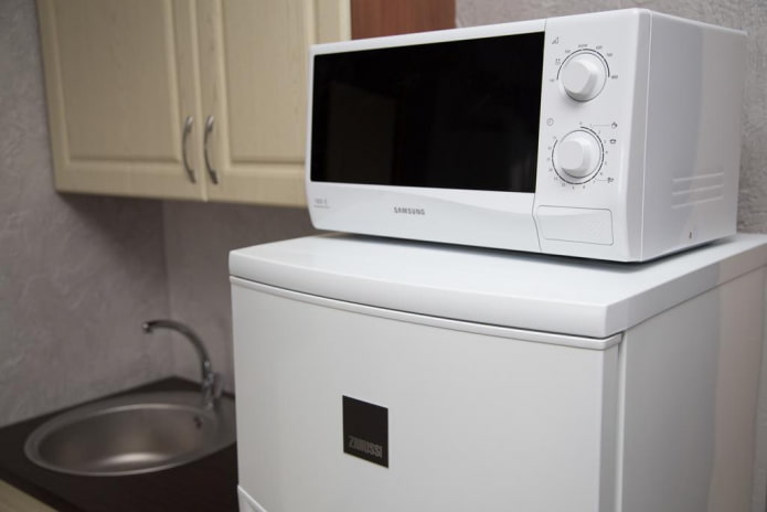 Maaari ko bang ilagay ang microwave sa ref?