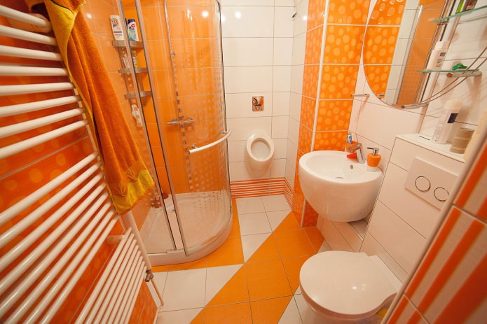 Diseño de baño en naranja