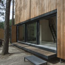 Diseño moderno de una pequeña casa privada en el bosque-1