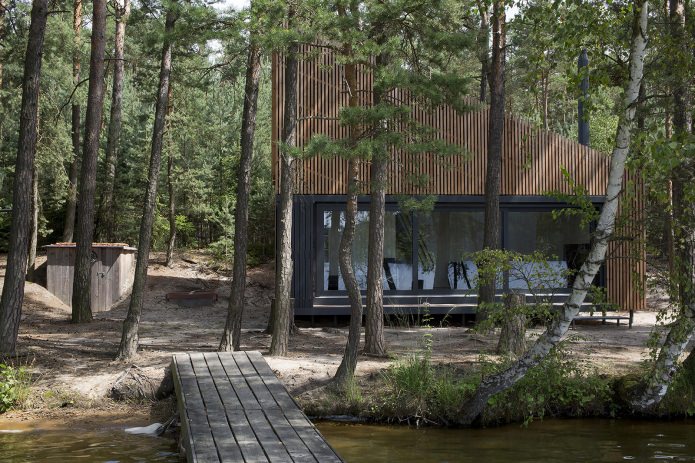 Diseño moderno de una pequeña casa privada en el bosque.